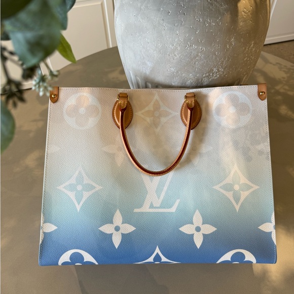 Authentic gently used Louis Vuitton By The Pool OnTheGo in a size GM - Picture 2 of 11